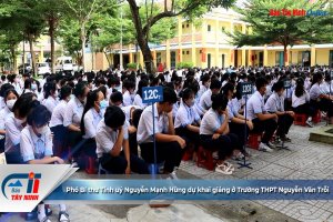 Phó Bí thư Tỉnh uỷ Nguyễn Mạnh Hùng dự khai giảng ở Trường THPT Nguyễn Văn Trỗi