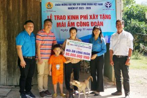Trao tặng kinh phí xây dựng Mái ấm công đoàn